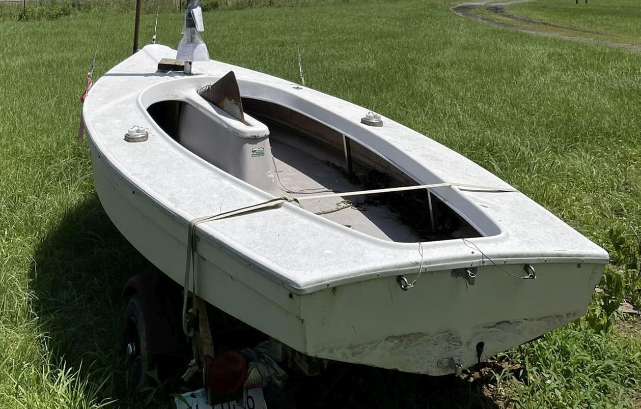 SMALL WHITE DINGY